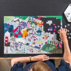 Puzzlup 1500 - Puzzelmat Neopreen - Zelfsluitend & Antislip - Portapuzzle Met Luxe Opbergtube - Tot En Met 1500 Stukjes - 66 X 120 Cm 24 Puzzlup 1500 - Puzzelmat Neopreen - Zelfsluitend & Antislip - Portapuzzle Met Luxe Opbergtube - Tot En Met 1500 Stukjes - 66 X 120 Cm -Exporteren puzzels winkel 550x550 301