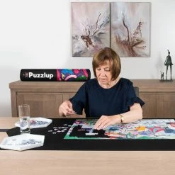 Puzzlup 1500 - Puzzelmat Neopreen - Zelfsluitend & Antislip - Portapuzzle Met Luxe Opbergtube - Tot En Met 1500 Stukjes - 66 X 120 Cm 25 Puzzlup 1500 - Puzzelmat Neopreen - Zelfsluitend & Antislip - Portapuzzle Met Luxe Opbergtube - Tot En Met 1500 Stukjes - 66 X 120 Cm -Exporteren puzzels winkel 550x550 302