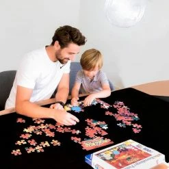 Puzzlup 1500 - Puzzelmat Neopreen - Zelfsluitend & Antislip - Portapuzzle Met Luxe Opbergtube - Tot En Met 1500 Stukjes - 66 X 120 Cm 28 Puzzlup 1500 - Puzzelmat Neopreen - Zelfsluitend & Antislip - Portapuzzle Met Luxe Opbergtube - Tot En Met 1500 Stukjes - 66 X 120 Cm -Exporteren puzzels winkel 550x550 304